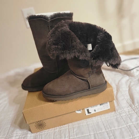 UGG Women's Bailey  Button Triplet 1873 W CHOCOLATE Mid-Calf Winter Boot size 5 - Picture 7 of 10